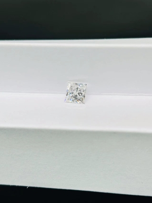 Syntetyczne laboratorium CVD stworzyło biżuterię w kształcie księżniczki z białych diamentów