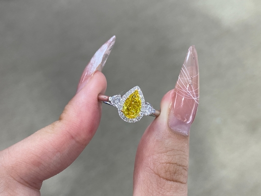 1.03ct Fancy Vivid Yellow Lab stworzył pierścionek z brylantem 18-karatowe białe złoto