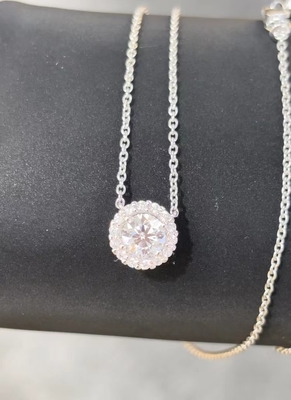 Krągły kolczyk z diamentem z wisiorem w laboratorium