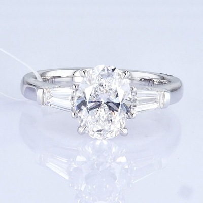 18k White Lab Grown Diamond Ring Three Stones Design 1ct+ D VVS2 Classic Design Owalny kształt