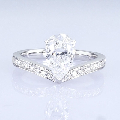 18karowy pierzeń w kształcie gruszka biały, wyhodowany w laboratorium, pierścionek z diamentem, projekt księżniczki.